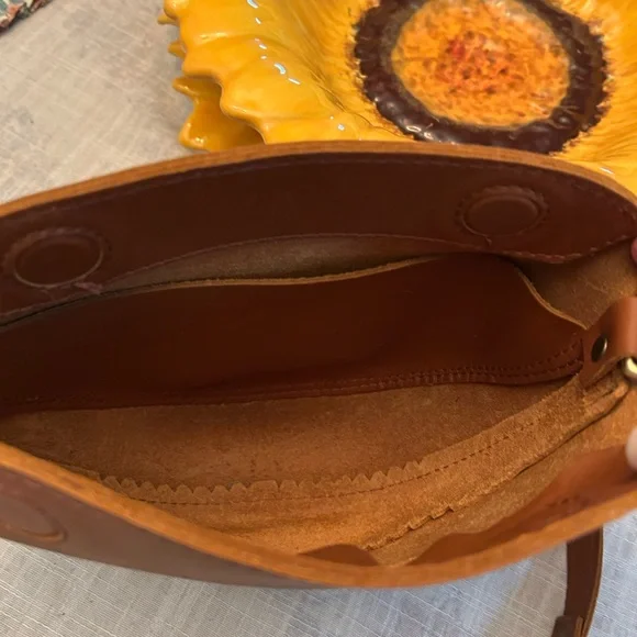 Portland Leather Honey Crossbody bag - Picture 6 of 6